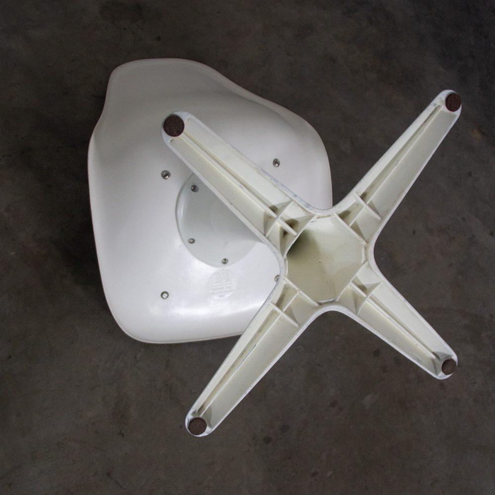 1 Mid-20th Century Mid Century Modern Tulip Side Chair White Shell & Black Cushions by Burke