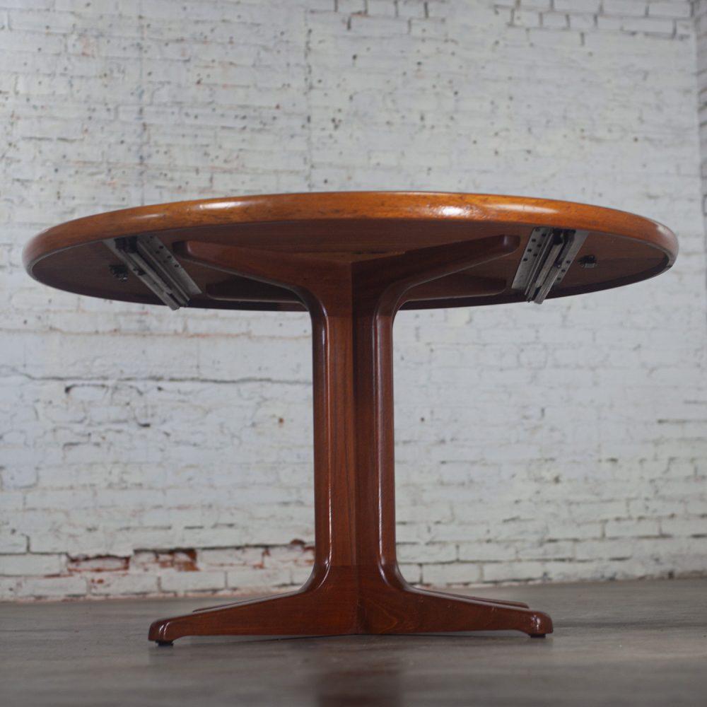 Mid-20th Century Scandinavian Modern Round to Oval Teak Expanding Dining Table Attributed to Gudme Mobelfabrik