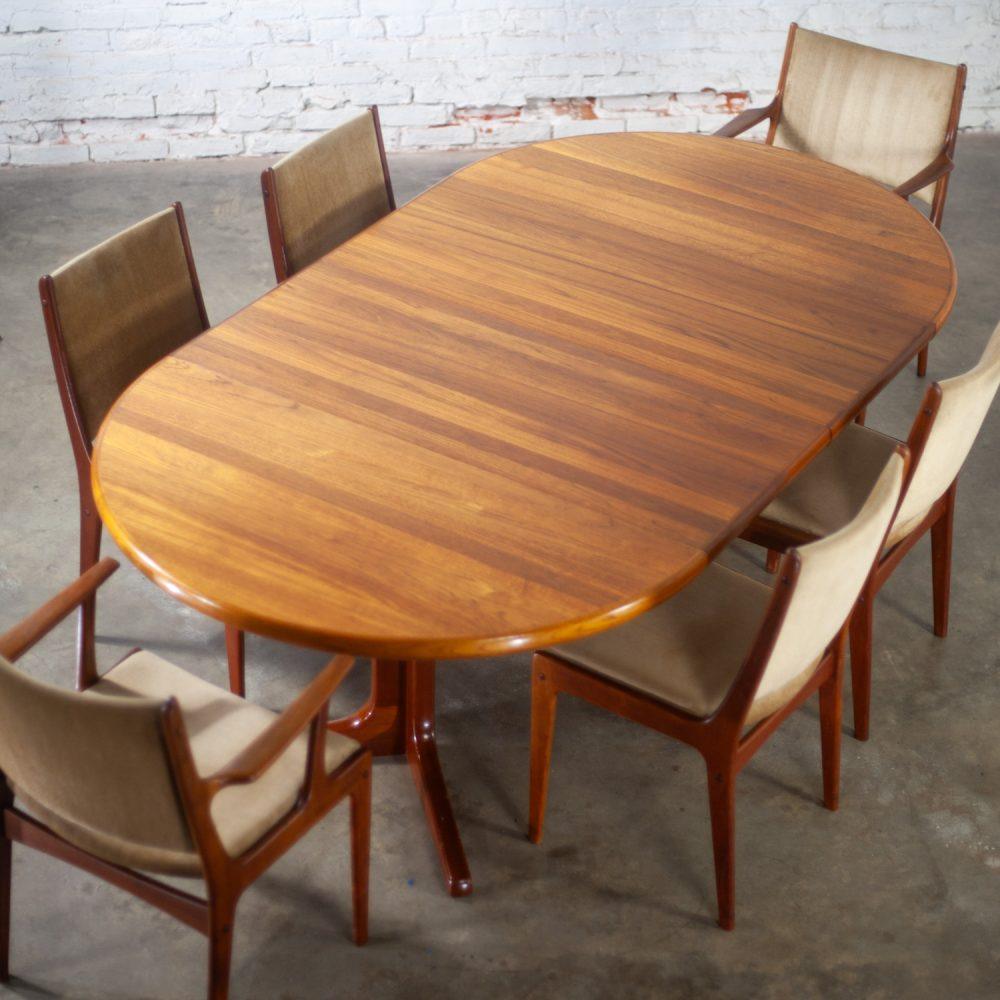 Mid-20th Century Scandinavian Modern Round to Oval Teak Expanding Dining Table Attributed to Gudme Mobelfabrik