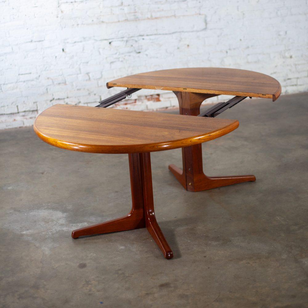 Mid-20th Century Scandinavian Modern Round to Oval Teak Expanding Dining Table Attributed to Gudme Mobelfabrik
