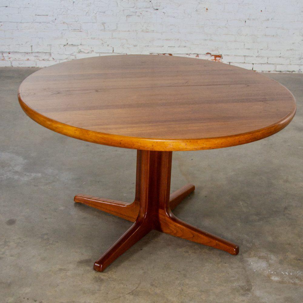 Mid-20th Century Scandinavian Modern Round to Oval Teak Expanding Dining Table Attributed to Gudme Mobelfabrik