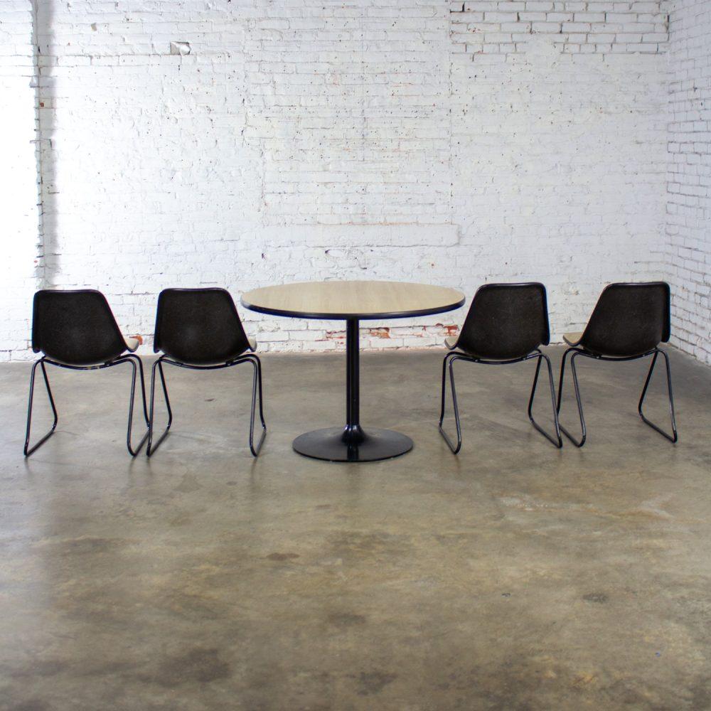 Mid-20th Century Mid-Century Modern Set of 4 Krueger Chairs & Tulip Style Base Table w/Faux Wood Top