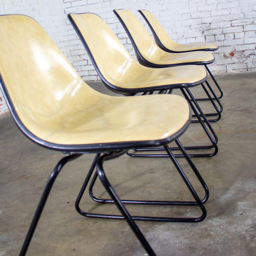 Mid-20th Century Mid-Century Modern Set of 4 Krueger Chairs & Tulip Style Base Table w/Faux Wood Top