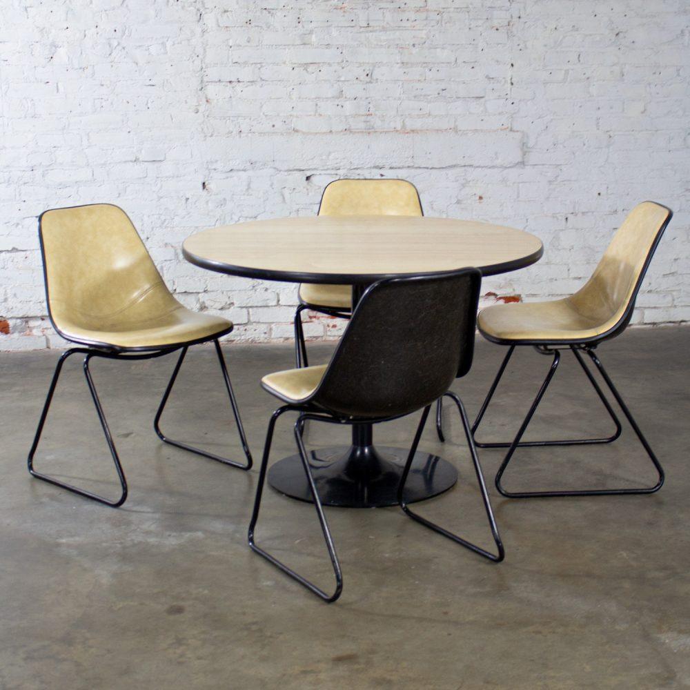 Mid-20th Century Mid-Century Modern Set of 4 Krueger Chairs & Tulip Style Base Table w/Faux Wood Top