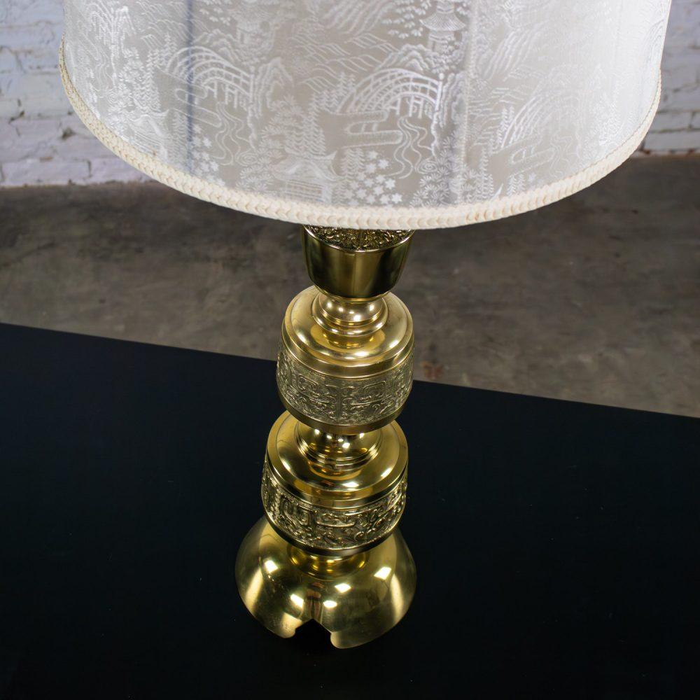 Mid-20th Century Chinoiserie Hollywood Regency Table Lamp Cast Brass w/Damask Fabric Shade