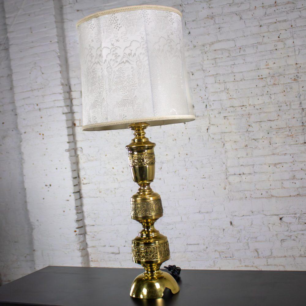Mid-20th Century Chinoiserie Hollywood Regency Table Lamp Cast Brass w/Damask Fabric Shade