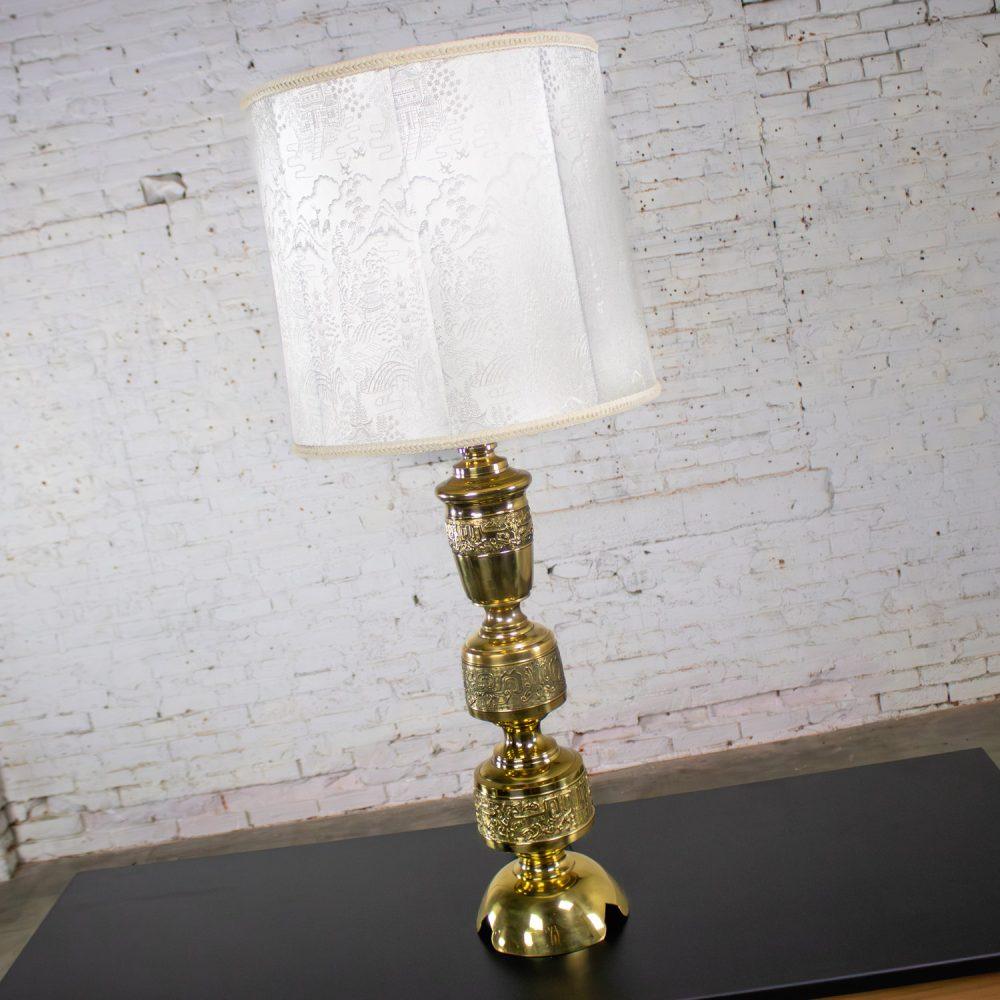 Mid-20th Century Chinoiserie Hollywood Regency Table Lamp Cast Brass w/Damask Fabric Shade