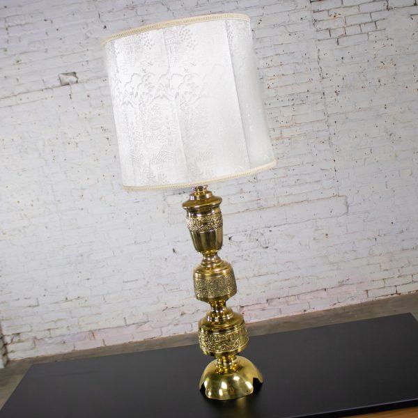 Mid-20th Century Chinoiserie Hollywood Regency Table Lamp Cast Brass w/Damask Fabric Shade